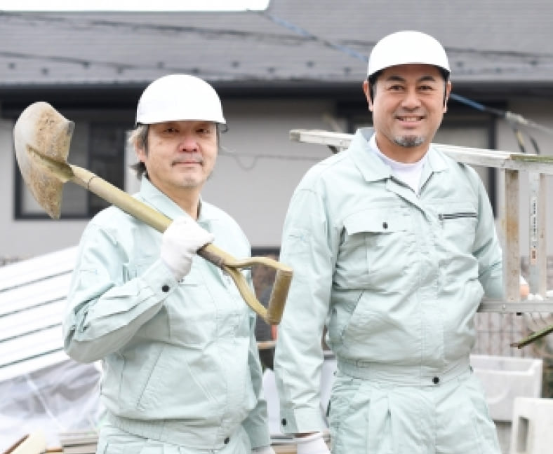 屋根を塗装する職人